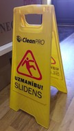 Brīdinājuma zīme slidena grīda